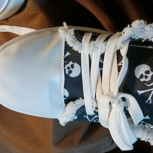 Skull & Crossbones Design Sneakers - Picture 11 of 16